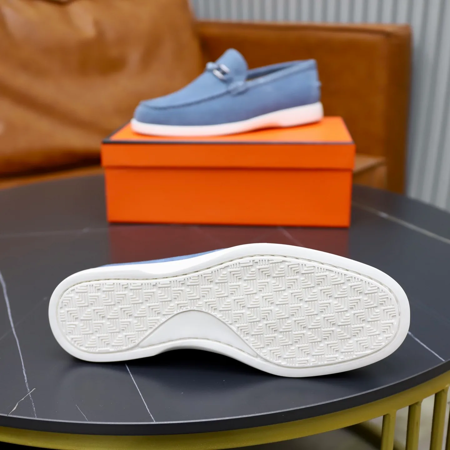 Ex-factory price: 540💰Hermès/Hermès slip-on men's shoes. This shoe is made of imported cow suede leather, with simple and smooth lines, and a 3CM rubber foam ultra-light sole combined with aerodynamic design! Youthful and fashionable, H button decoration, contrasting leather embellishment on the heel, calf lining to gently wrap your feet, with embossed logo cowhide feet, leather rock strips, casual and urban style, highlighting youthful vitality, sports and leisure version, super versatile Size number: 38-39-40-41-42-43-44 Standard leather shoe size (45 can be customized but does not support returns)